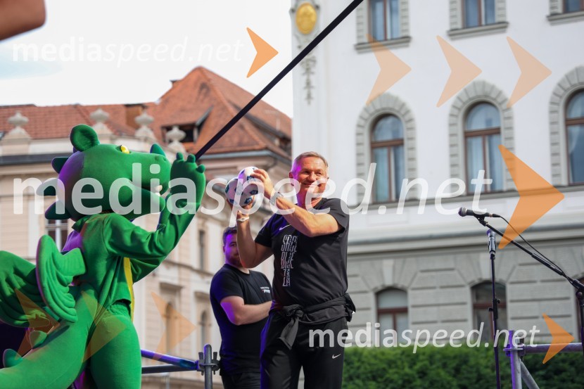  Matjaž Kek, selektor slovenske nogometne reprezentanceSprejem naših nogometašev na Kongresnem trgu