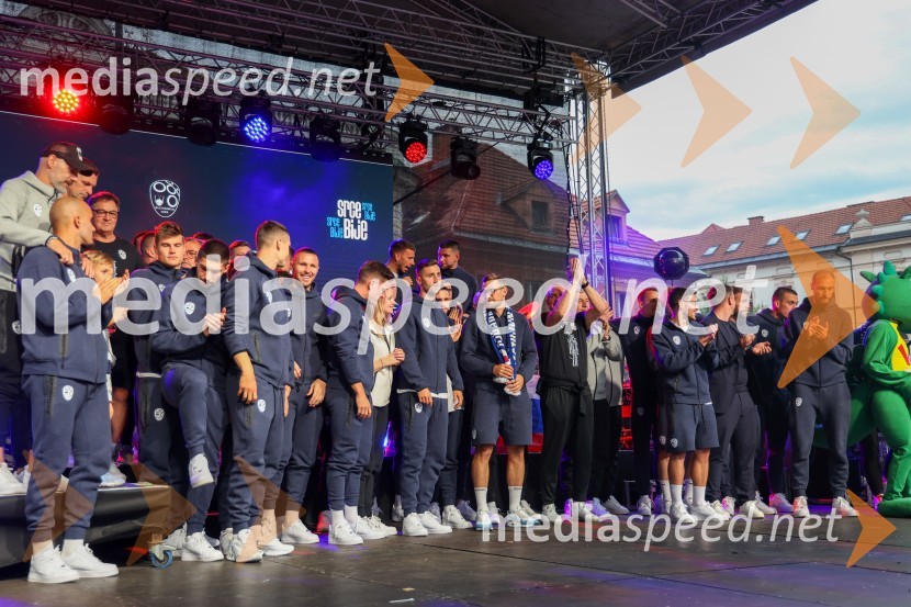 Sprejem naših nogometašev na Kongresnem trgu