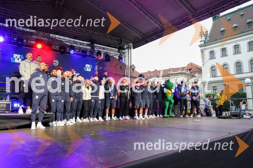 Sprejem naših nogometašev na Kongresnem trgu