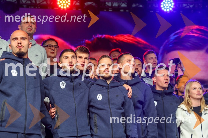  Vanja Drkušić, nogometaš;  Milivoje Novaković, tehnični vodja slovenske nogometne reprezentance;  ... ;  Adam Gnezda Čerin, nogometaš;  Jaka Bijol, nogometaš;  Tomi Horvat, nogometaš;  Žan Celar, nogometaš;  Jan Oblak, nogometaš;  ... ;  Benjamin Verbič, nogometaš;  ... Sprejem naših nogometašev na Kongresnem trgu