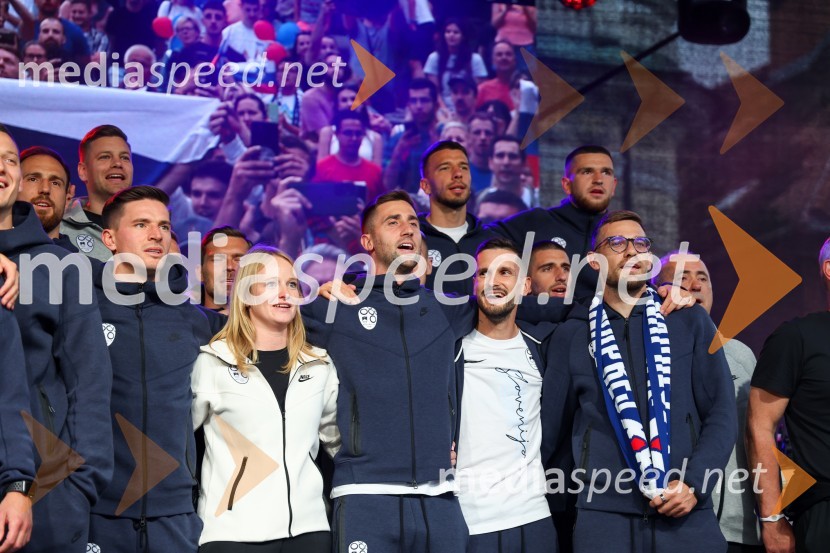  Jan Oblak, nogometaš;  ... ;  Benjamin Verbič, nogometaš;  ... ;  ... ;  Andraž Šporar, nogometaš;  Jan Mlakar, nogometaš;  Petar Stojanović, nogometaš;  ... ;  Žan Vipotnik, nogometaš;  Timi Max Elšnik, nogometaš;  ... Sprejem naših nogometašev na Kongresnem trgu