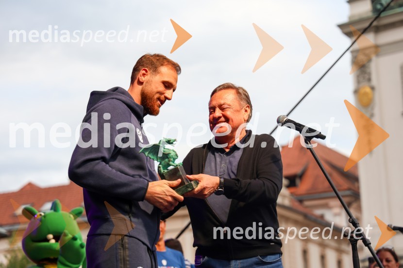  Jan Oblak, nogometaš;  Zoran Janković, župan, Mestna občina LjubljanaSprejem naših nogometašev na Kongresnem trgu