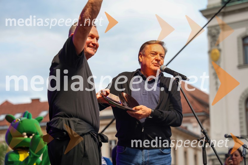  Matjaž Kek, selektor slovenske nogometne reprezentance;  Zoran Janković, župan, Mestna občina LjubljanaSprejem naših nogometašev na Kongresnem trgu