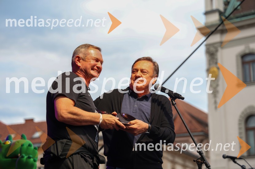  Matjaž Kek, selektor slovenske nogometne reprezentance;  Zoran Janković, župan, Mestna občina LjubljanaSprejem naših nogometašev na Kongresnem trgu