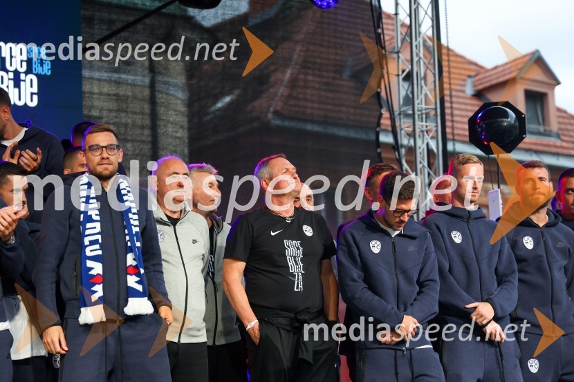  Timi Max Elšnik, nogometaš;  Radenko Mijatović, predsednik Nogometne zveze Slovenije;  ... ;  Matjaž Kek, selektor slovenske nogometne reprezentance;  Erik Janža, nogometaš;  Žan  Karničnik, nogometaš;  Miha Blažič, nogometašSprejem naših nogometašev na Kongresnem trgu
