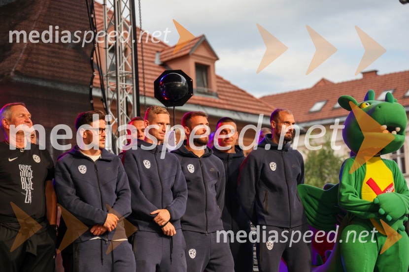  Matjaž Kek, selektor slovenske nogometne reprezentance;  Erik Janža, nogometaš;  Žan  Karničnik, nogometaš;  Miha Blažič, nogometaš;  ... ;  Jon Gorenc Stanković, nogometašSprejem naših nogometašev na Kongresnem trgu