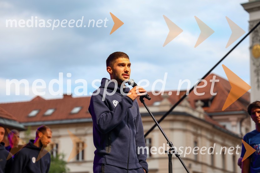  Adam Gnezda Čerin, nogometašSprejem naših nogometašev na Kongresnem trgu