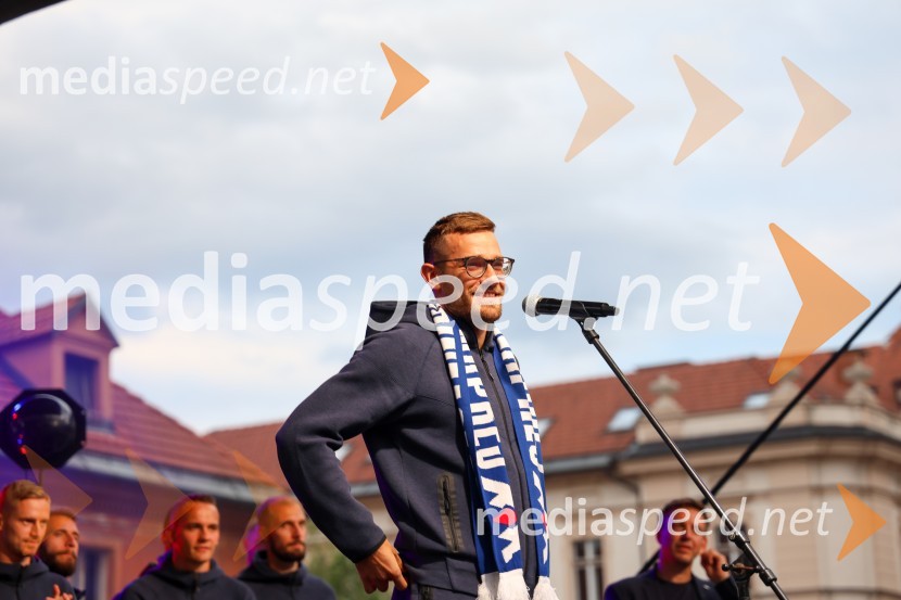  Timi Max Elšnik, nogometašSprejem naših nogometašev na Kongresnem trgu