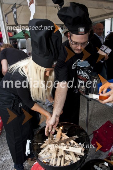 Ekipa FHM (Maja Malnar, pevka in manekenka in ...)Jack Daniel's barbecue party