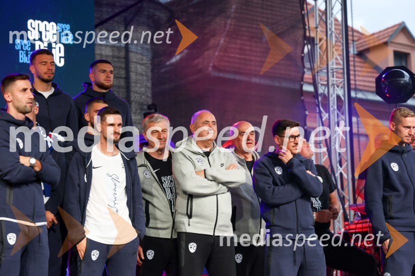  Andraž Šporar, nogometaš;  ... ;  Žan Vipotnik, nogometaš;  Petar Stojanović, nogometaš;  ... ;  Radenko Mijatović, predsednik Nogometne zveze Slovenije;  ... ;  Erik Janža, nogometašSprejem naših nogometašev na Kongresnem trgu