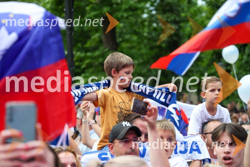 Sprejem naših nogometašev na Kongresnem trgu