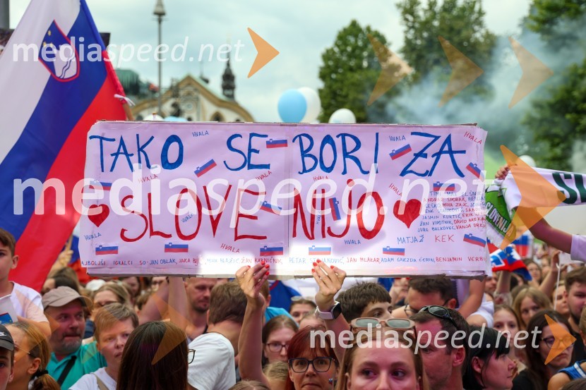 Sprejem naših nogometašev na Kongresnem trgu