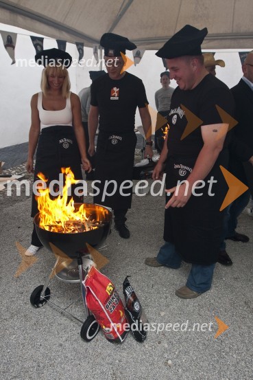 Ekipa Radia Hit (z Robertom Pečnikom - Pečom, moderatorjem Radia Hit)Jack Daniel's barbecue party