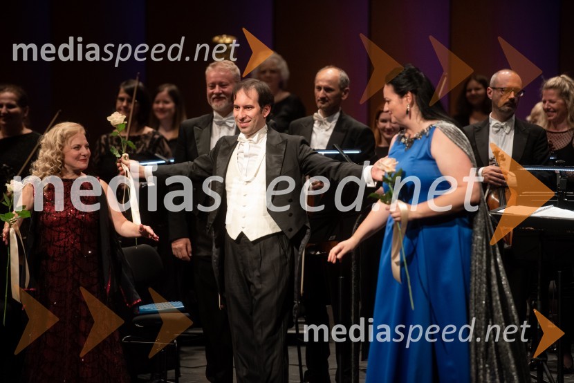  Petya Ivanova, operna solistka;  Simon Krečič, umetniški direktor Opere SNG Maribor;  Rebeka Lokar, operna pevkaSlavnostni koncert ob stoti obletnici rojstva Ondine Otta Klasinc, SNG Maribor