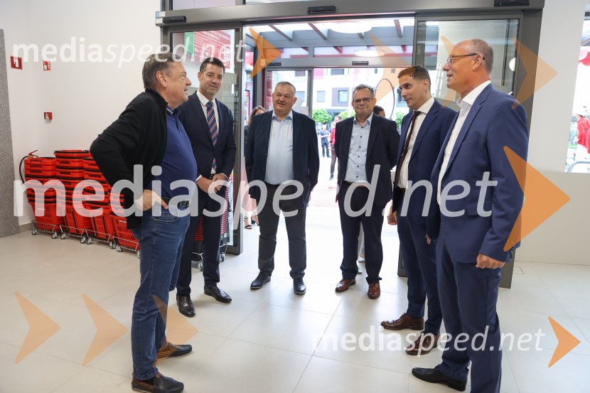  Zoran Janković, župan, Mestna občina Ljubljana;  Hrvoje Bošnjak, član uprave, Mercator;  Veljko Tatič, član uprave, Mercator;   Iztok  Verdnik, član uprave, Mercator;  Tomislav Kramarić,  predsednik uprave, Mercator d.o.o.;  Samo Gorjup, član uprave, MercatorOtvoritev novega Mercator centra v Kosezah