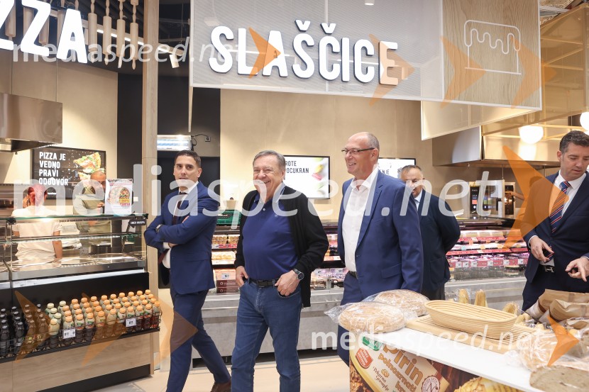  Tomislav Kramarić,  predsednik uprave, Mercator d.o.o.;  Zoran Janković, župan, Mestna občina Ljubljana;  Samo Gorjup, član uprave, Mercator;  Hrvoje Bošnjak, član uprave, MercatorOtvoritev novega Mercator centra v Kosezah