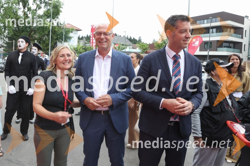  Violeta Gavrilovič, vodja hipermarketa Koseze;  Samo Gorjup, član uprave, Mercator;  Hrvoje Bošnjak, član uprave, MercatorOtvoritev novega Mercator centra v Kosezah