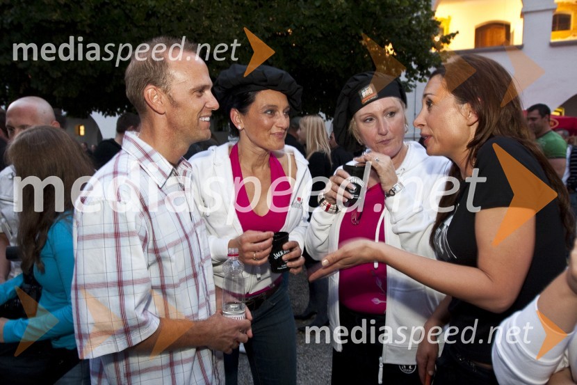 Alenka Strnad Oldroyd, TV voditeljica s soprogom, ... in  	Tina Gorenjak, igralkaJack Daniel's barbecue party