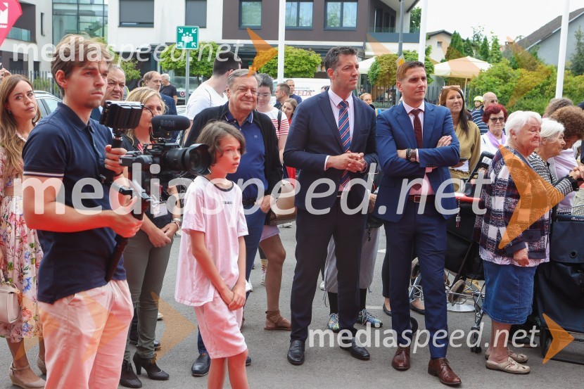  Zoran Janković, župan, Mestna občina Ljubljana;  Hrvoje Bošnjak, član uprave, Mercator;  Tomislav Kramarić,  predsednik uprave, Mercator d.o.o.Otvoritev novega Mercator centra v Kosezah