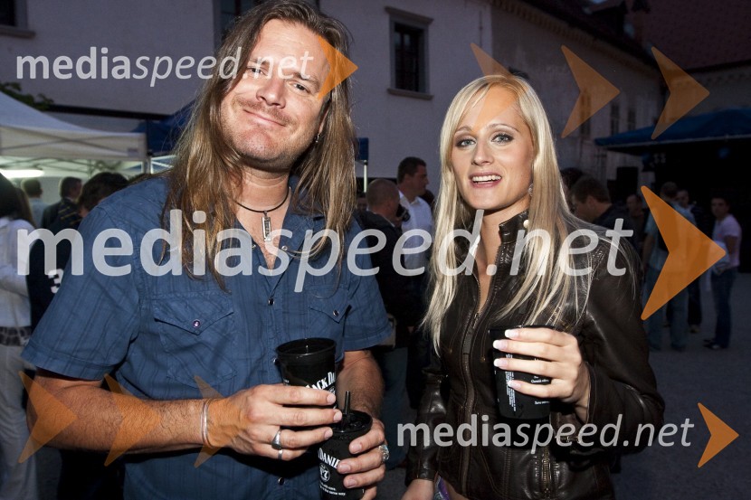 Sergej Pobegajlo, kitarist skupine Billysi in Daniela Bervar, vodja Cotrugli Business School SlovenijaJack Daniel's barbecue party