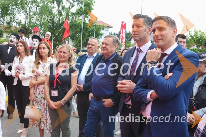  Violeta Gavrilovič, vodja hipermarketa Koseze;  Veljko Tatič, član uprave, Mercator;  Zoran Janković, župan, Mestna občina Ljubljana;  Hrvoje Bošnjak, član uprave, Mercator;  Tomislav Kramarić,  predsednik uprave, Mercator d.o.o.Otvoritev novega Mercator centra v Kosezah