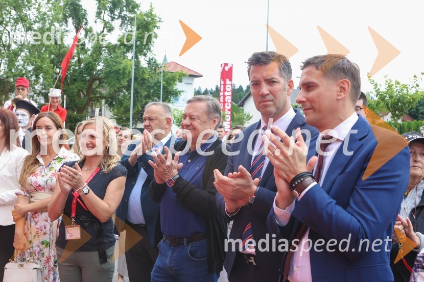  Violeta Gavrilovič, vodja hipermarketa Koseze;  Veljko Tatič, član uprave, Mercator;  Zoran Janković, župan, Mestna občina Ljubljana;  Hrvoje Bošnjak, član uprave, Mercator;  Tomislav Kramarić,  predsednik uprave, Mercator d.o.o.Otvoritev novega Mercator centra v Kosezah