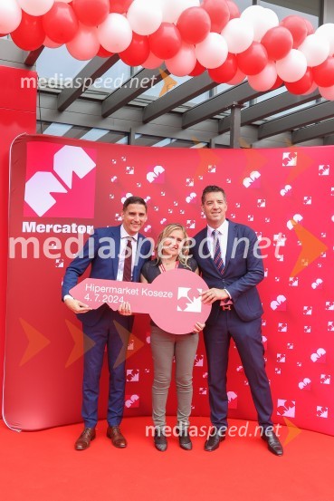  Tomislav Kramarić,  predsednik uprave, Mercator d.o.o.;  Violeta Gavrilovič, vodja hipermarketa Koseze;  Hrvoje Bošnjak, član uprave, MercatorOtvoritev novega Mercator centra v Kosezah