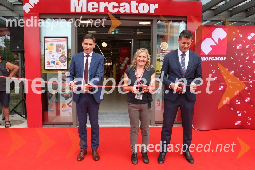  Tomislav Kramarić,  predsednik uprave, Mercator d.o.o.;  Violeta Gavrilovič, vodja hipermarketa Koseze;  Hrvoje Bošnjak, član uprave, MercatorOtvoritev novega Mercator centra v Kosezah