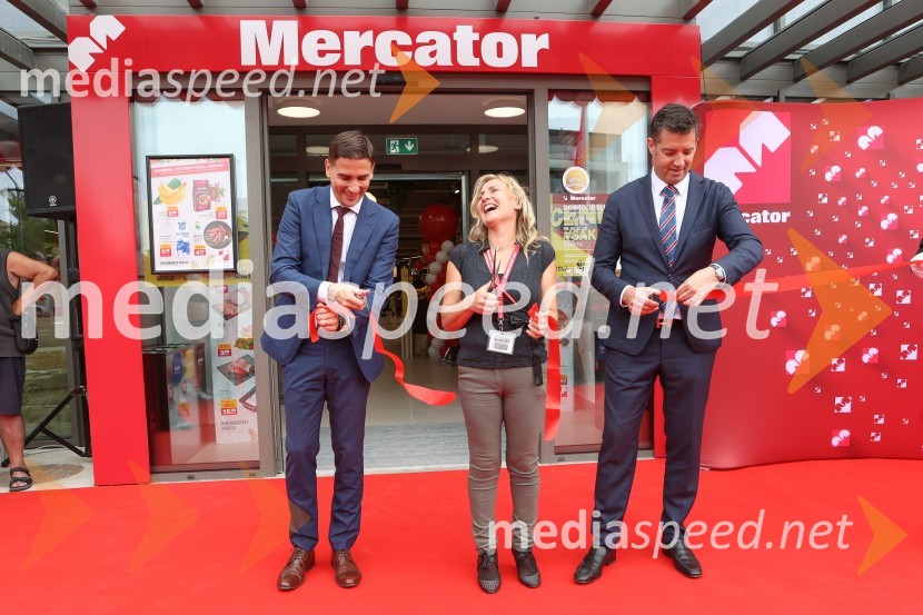  Tomislav Kramarić,  predsednik uprave, Mercator d.o.o.;  Violeta Gavrilovič, vodja hipermarketa Koseze;  Hrvoje Bošnjak, član uprave, MercatorOtvoritev novega Mercator centra v Kosezah
