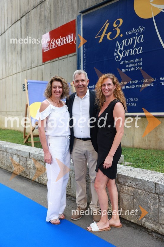  Ivana  Bažec;  Borut Bažec, direktor, Avditorij Portorož;  Valentina BažecZmagovalec 43. festivala Melodij morja in sonca je Žan Videc