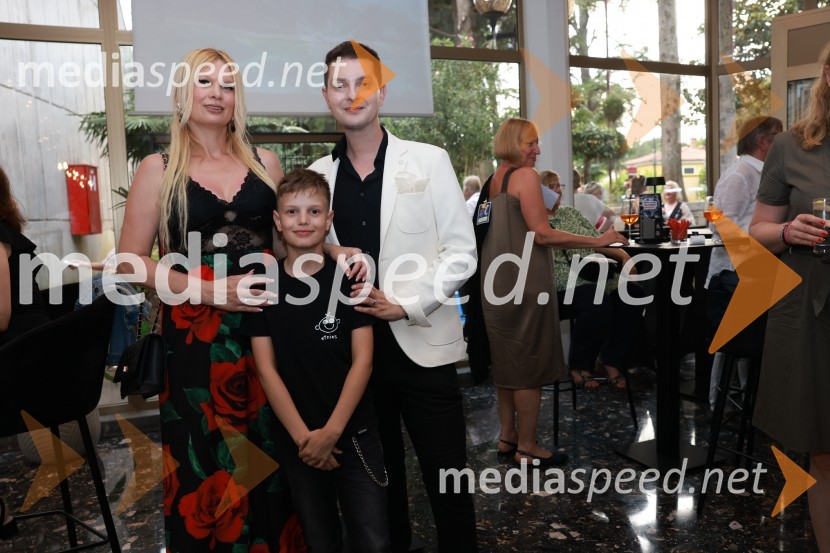  Maja Murko;  Tiar Murko;  Damjan Murko, pevecZmagovalec 43. festivala Melodij morja in sonca je Žan Videc