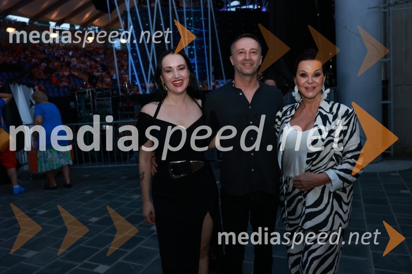  Tinkara Kovač, glasbenica;  Uroš  Cingesar;  Miša Molk, televizijska voditeljica in urednicaZmagovalec 43. festivala Melodij morja in sonca je Žan Videc