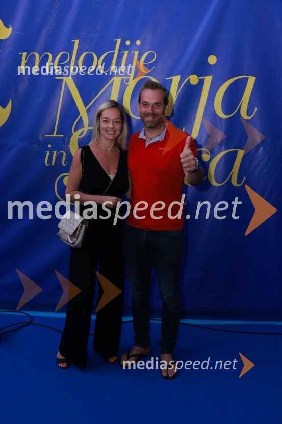  Nina  Trampuš;  Iztok Gustinčič, radijski voditelj, glasbenikZmagovalec 43. festivala Melodij morja in sonca je Žan Videc