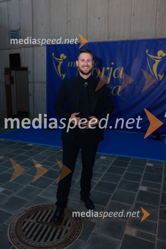  Gregor Ravnik, pevecZmagovalec 43. festivala Melodij morja in sonca je Žan Videc