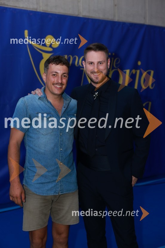  Žan  Papič, stand up komik;  Gregor Ravnik, pevecZmagovalec 43. festivala Melodij morja in sonca je Žan Videc