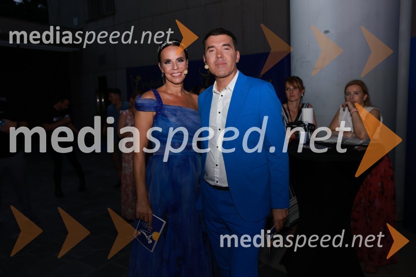  Lorella Flego, slovenska novinarka, modna urednica, televizijska moderatorka;  Mario Galunič, TV voditeljZmagovalec 43. festivala Melodij morja in sonca je Žan Videc