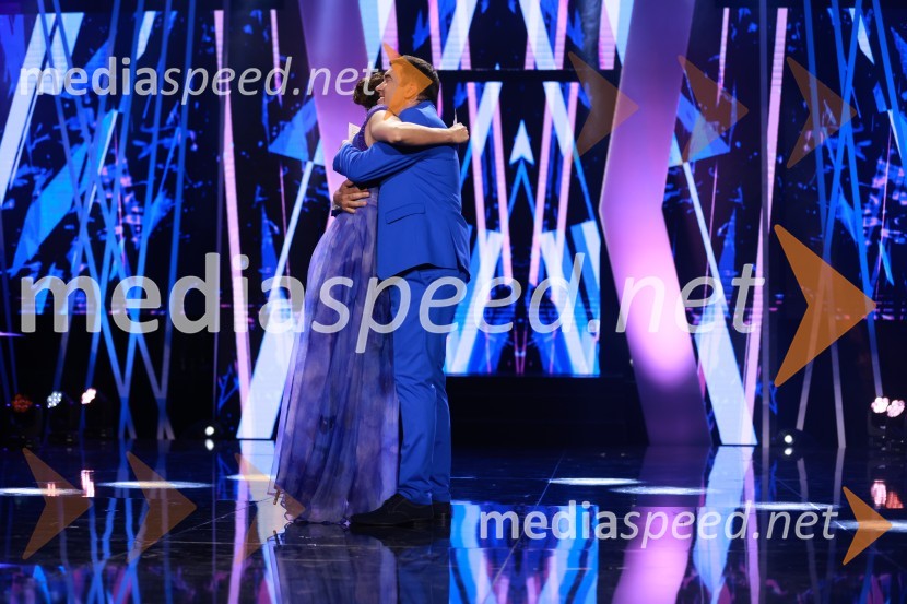  Lorella Flego, slovenska novinarka, modna urednica, televizijska moderatorka;  Mario Galunič, TV voditeljZmagovalec 43. festivala Melodij morja in sonca je Žan Videc