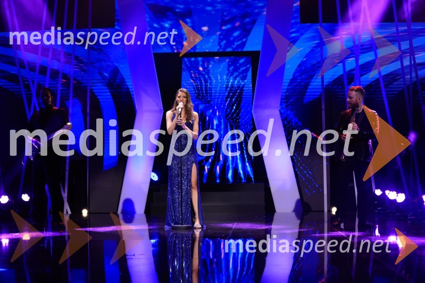  Monika Avsenik, pevkaZmagovalec 43. festivala Melodij morja in sonca je Žan Videc