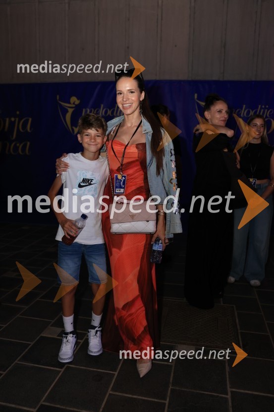  Marcel Švab;  Martina Švab, lastnica, Mia naravna kozmetikaZmagovalec 43. festivala Melodij morja in sonca je Žan Videc