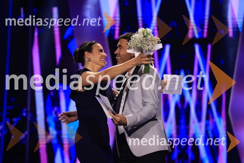  Lorella Flego, slovenska novinarka, modna urednica, televizijska moderatorka;  Mario Galunič, TV voditeljZmagovalec 43. festivala Melodij morja in sonca je Žan Videc