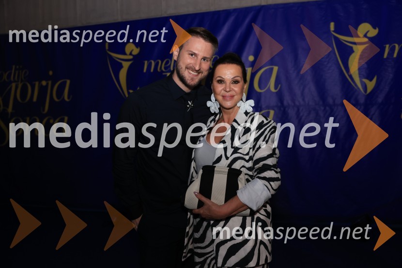  Gregor Ravnik, pevec;  Miša Molk, televizijska voditeljica in urednicaZmagovalec 43. festivala Melodij morja in sonca je Žan Videc