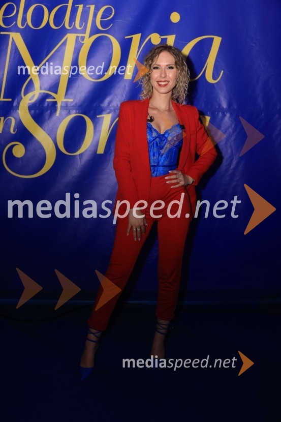  Martina  Zerjal, pevkaZmagovalec 43. festivala Melodij morja in sonca je Žan Videc