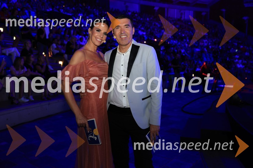  Lorella Flego, slovenska novinarka, modna urednica, televizijska moderatorka;  Mario Galunič, TV voditeljZmagovalec 43. festivala Melodij morja in sonca je Žan Videc