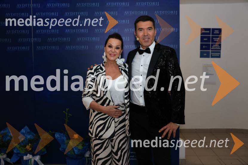  Miša Molk, televizijska voditeljica in urednica;  Mario Galunič, TV voditeljZmagovalec 43. festivala Melodij morja in sonca je Žan Videc