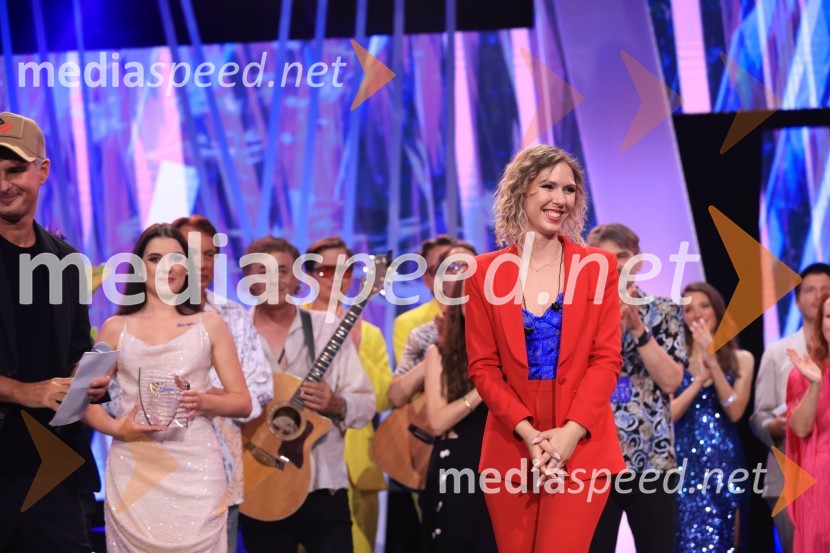  Martina  Zerjal, pevkaZmagovalec 43. festivala Melodij morja in sonca je Žan Videc