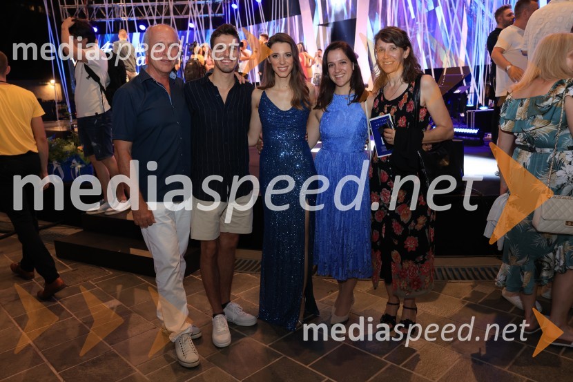  Gregor Avsenik, glasbenik;  Primož  Avsenik, brat;  Monika Avsenik, pevka;  Nataša Avsenik, sestra;  Katarina Avsenik, mamaZmagovalec 43. festivala Melodij morja in sonca je Žan Videc