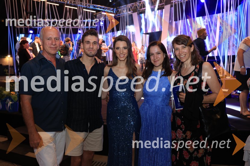  Gregor Avsenik, glasbenik;  Primož  Avsenik, brat;  Monika Avsenik, pevka;  Nataša Avsenik, sestra;  Katarina Avsenik, mamaZmagovalec 43. festivala Melodij morja in sonca je Žan Videc