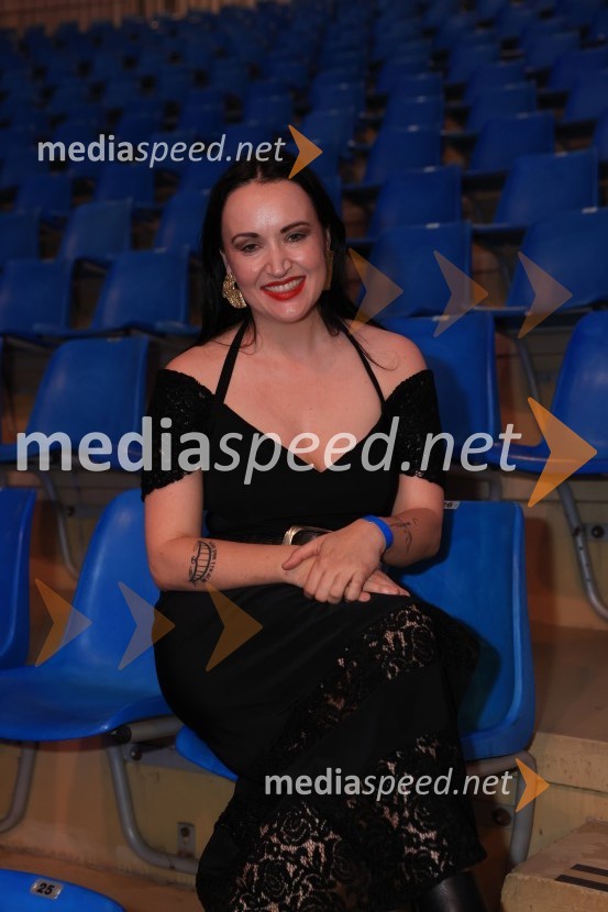  Tinkara Kovač, glasbenicaZmagovalec 43. festivala Melodij morja in sonca je Žan Videc