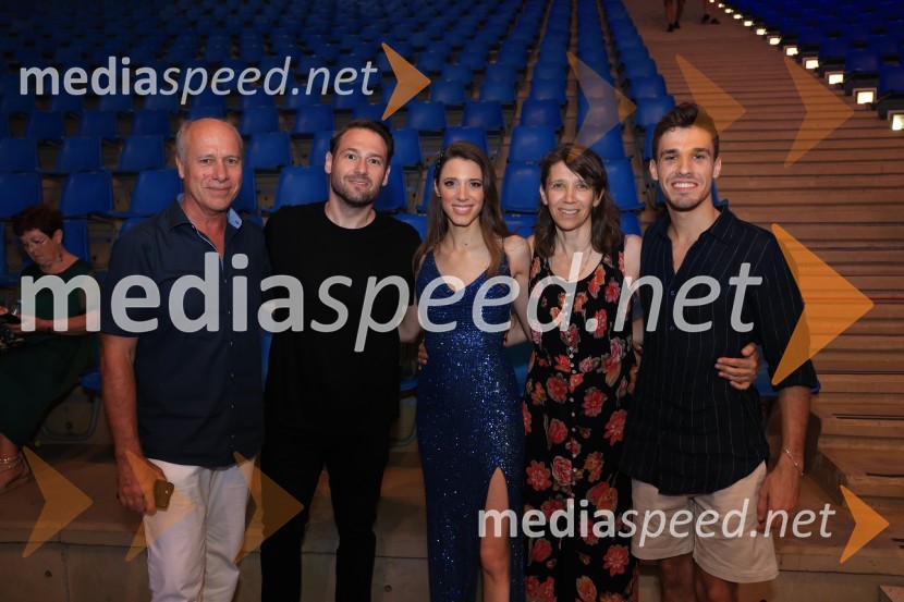  Gregor Avsenik, glasbenik;  ... ;  Monika Avsenik, pevka;  Katarina Avsenik, mama;  Primož  Avsenik, bratZmagovalec 43. festivala Melodij morja in sonca je Žan Videc