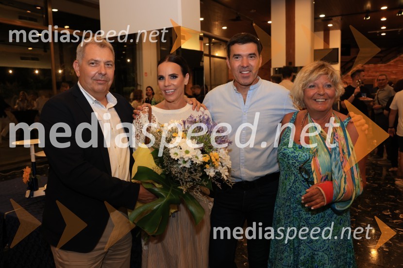  Borut Bažec, direktor, Avditorij Portorož;  Lorella Flego, slovenska novinarka, modna urednica, televizijska moderatorka;  Mario Galunič, TV voditelj;  Lada  TancerZmagovalec 43. festivala Melodij morja in sonca je Žan Videc